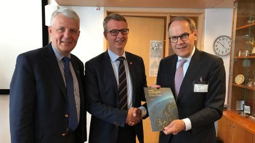 Jorma Ollila is handing over the report to Norwegian minister of energy, Terje Søviknes (in the middle) and Dagfinn Høybråten, secretary general of the Nordic Council of Ministers. Photo: Kristine Dahl/OED